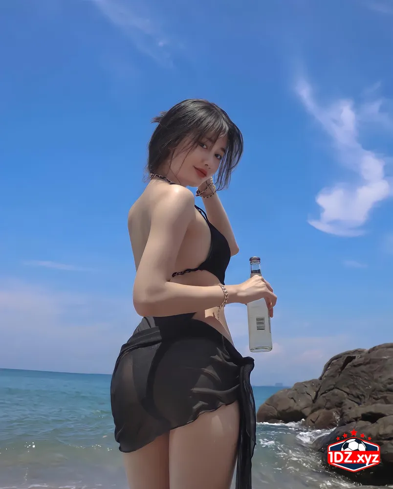 Vũ Thị Khánh Huyền mặc bikini