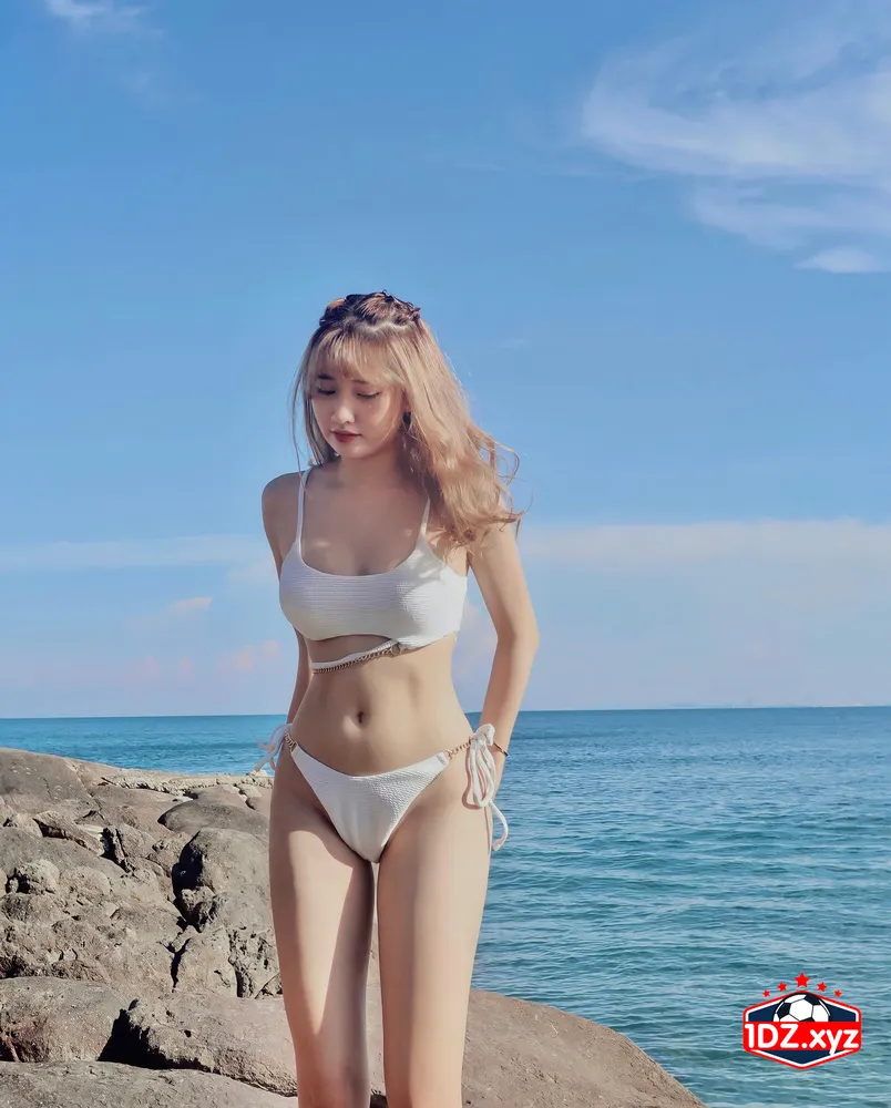 Vũ Thị Khánh Huyền mặc bikini