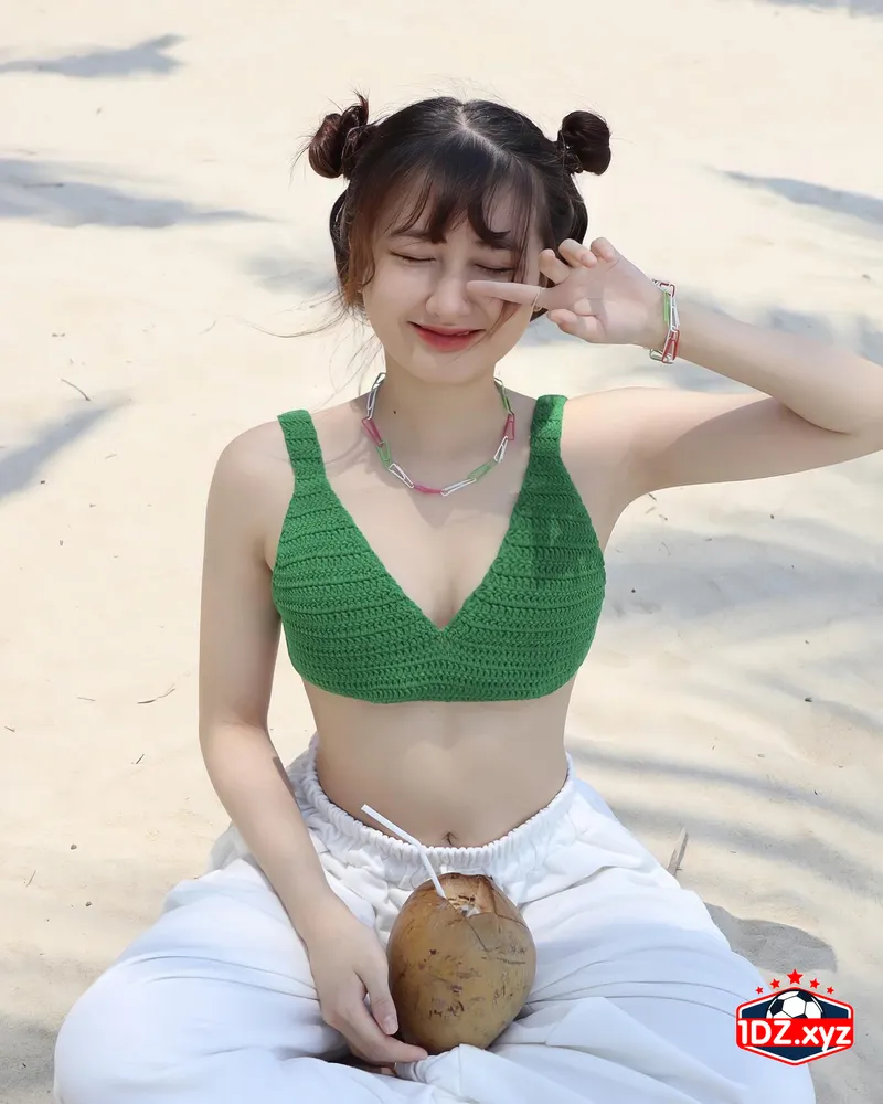 Vũ Thị Khánh Huyền bikini